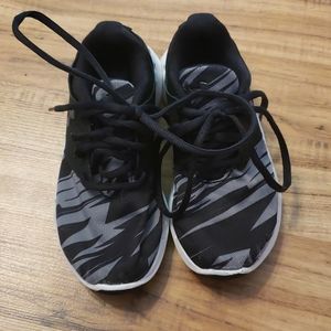 Kids size 13 under armour shoes